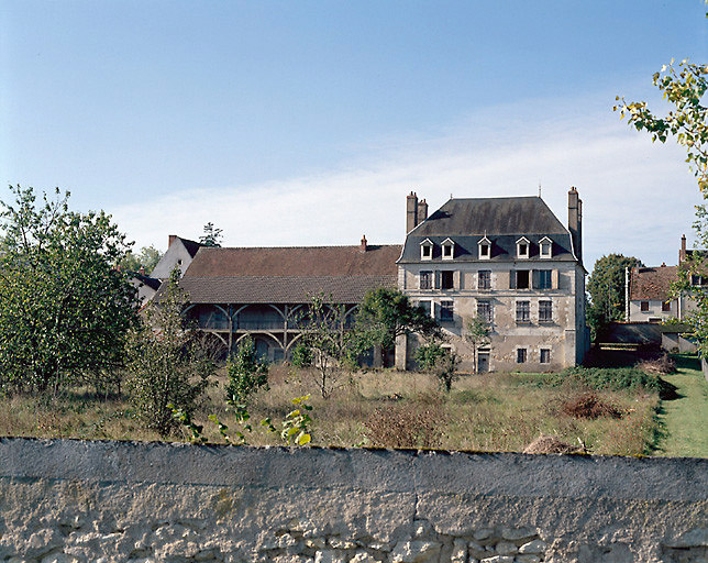 Vue d'ensemble de la façade est, côté canal latéral à la Loire.