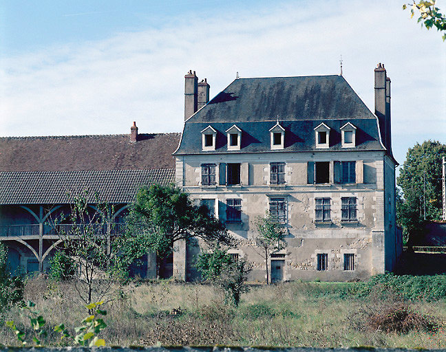 Vue d'ensemble de la façade est, côté canal latéral à la Loire.