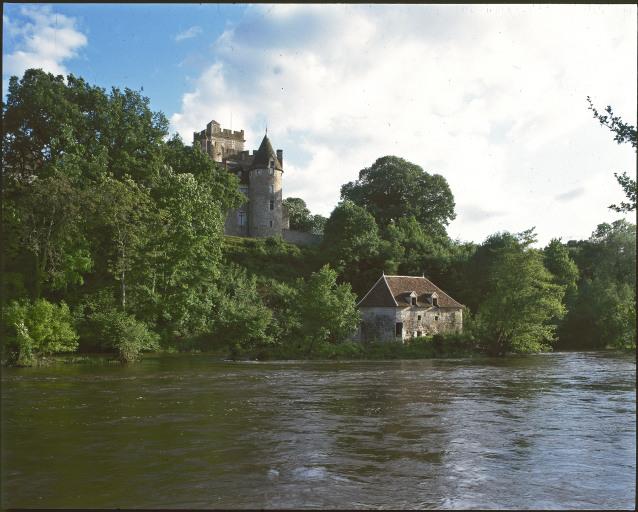 Vue du château et de son moulin.