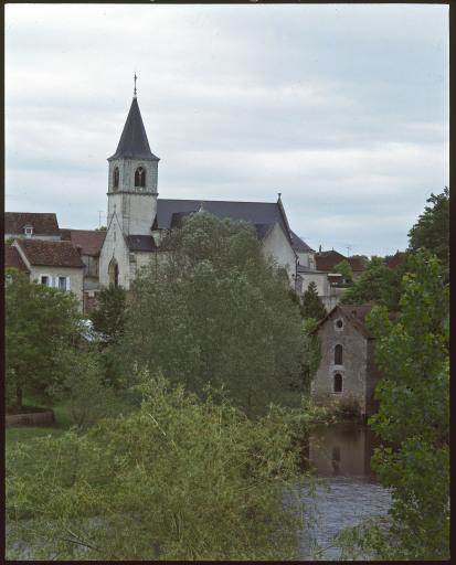 Vue d'ensemble du bourg et de l'église paroissiale.