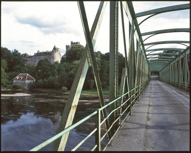 Vue du château depuis le pont.