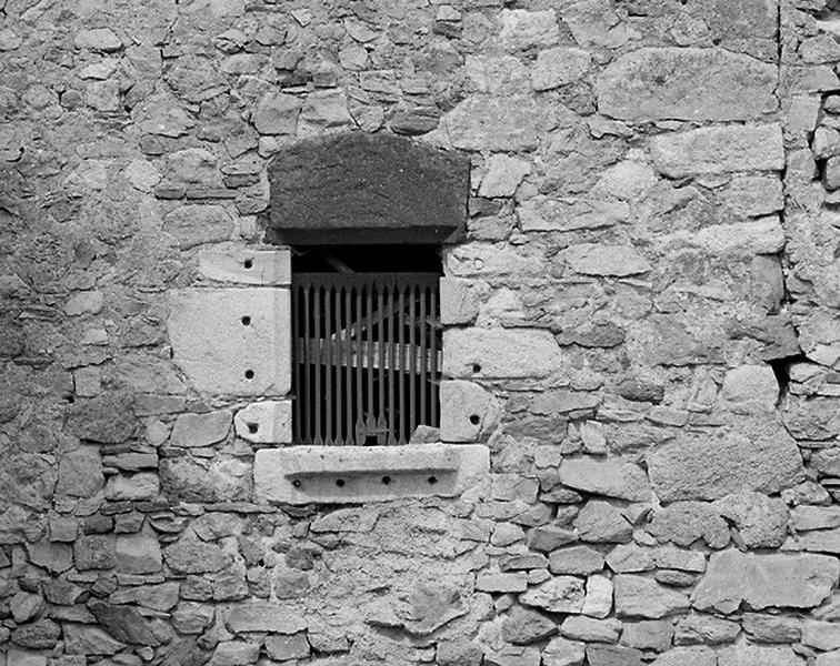 Partie ancienne du logis, détail d'une fenêtre sur le mur pignon sud.