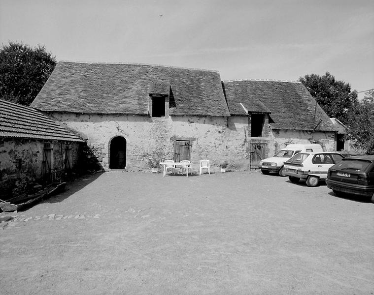 Partie ancienne du logis, façade antérieure, vue depuis la cour.