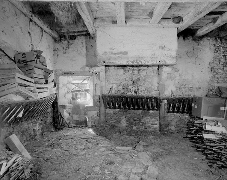 Partie ancienne du logis, vue générale de la pièce principale, prise vers la cheminée.