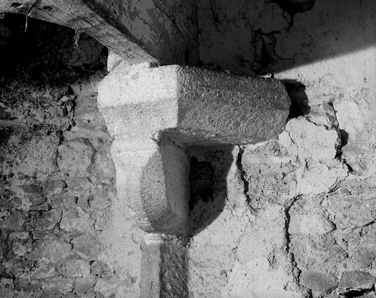 Partie ancienne du logis, détail d'un corbeau de la cheminée.