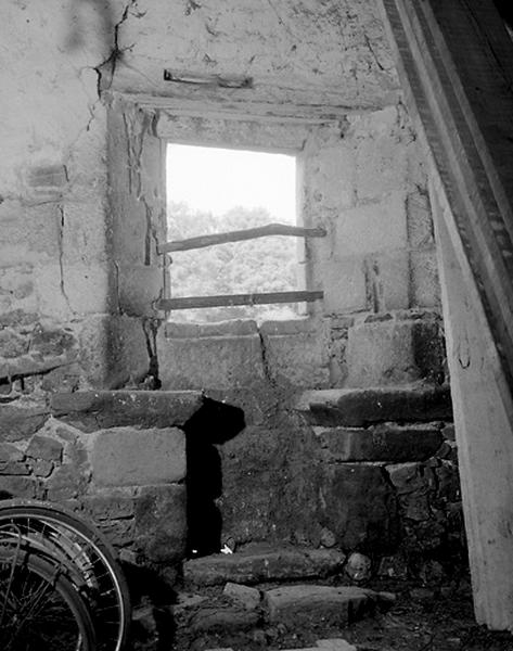 Partie ancienne du logis, détail d'une fenêtre à coussièges à l'ouest.