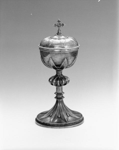 Vue d'ensemble du ciboire en argent, 4e quart 19e siècle, motifs de godrons sur le noeud et décor végétal sur la coupe.