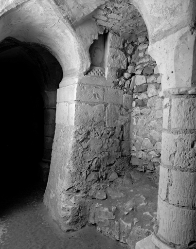 Crypte : vue du passage muré au niveau de la 4e travée côté nord et de la base de la 2e colonne du choeur.