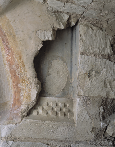 Détail de la base de la colonne du choeur prise dans la maçonnerie de la voûte de la crypte.