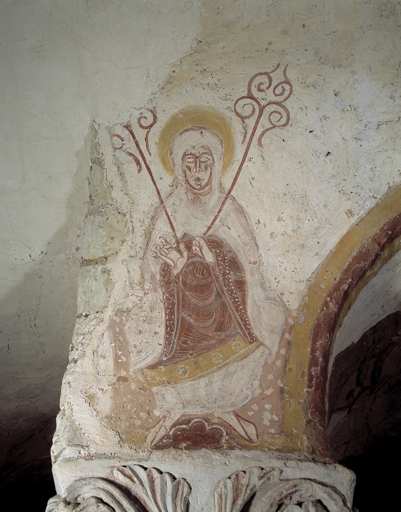 Figure féminine nimbée tenant deux rameaux. 1ère colonne nord, face sud.