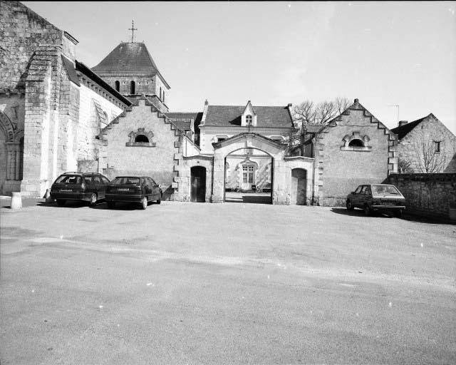 Vue générale à l'ouest depuis la place, avec le portail au premier plan.