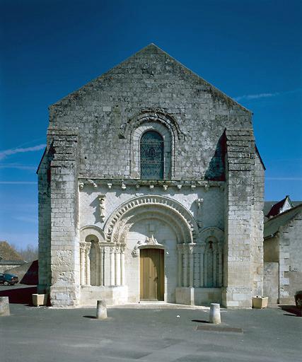 Vue d'ensemble de la façade ouest après restauration.