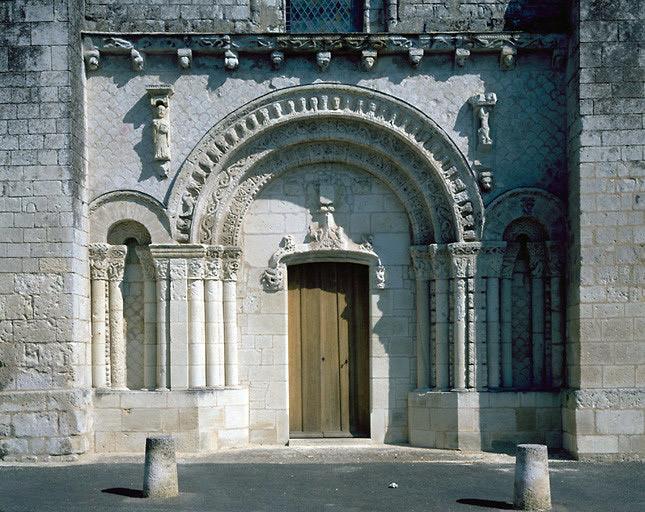 Vue d'ensemble du portail de la façade ouest.