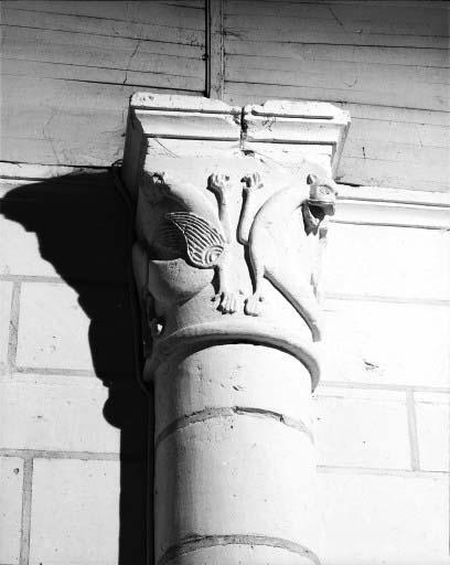 Choeur, première colonne engagée sud : animaux fabuleux affrontés ; vue de face.