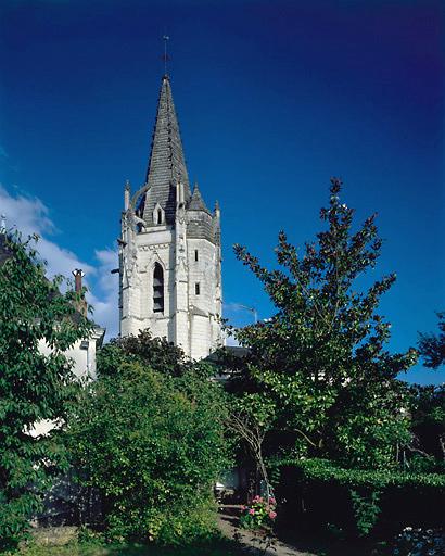 Vue de la partie supérieure du clocher et de sa flèche, à l'ouest.