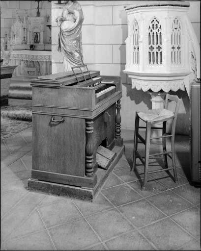 Harmonium et chaise.