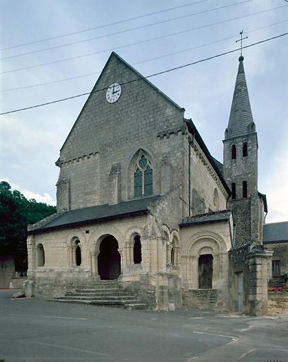 Vue du porche et de la façade ouest.