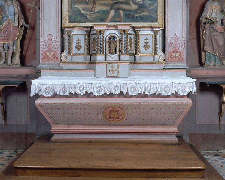Vue d'ensemble de l'autel et du tabernacle.