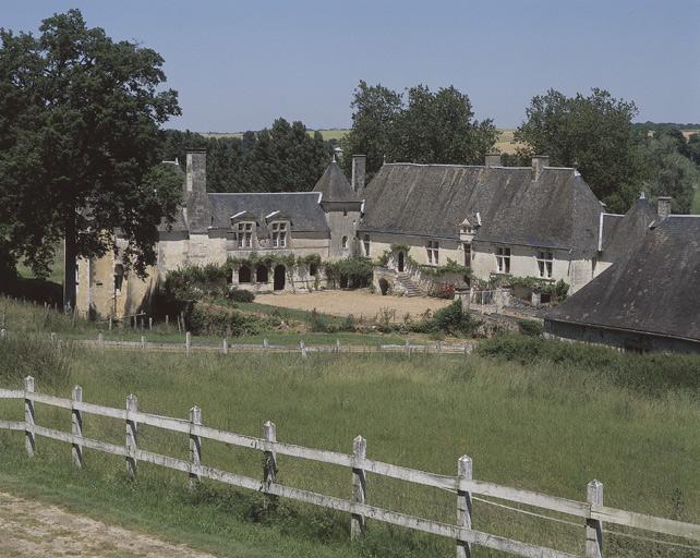 Vue d'ensemble du château, prise depuis le chemin d'accès au Sud-Ouest.