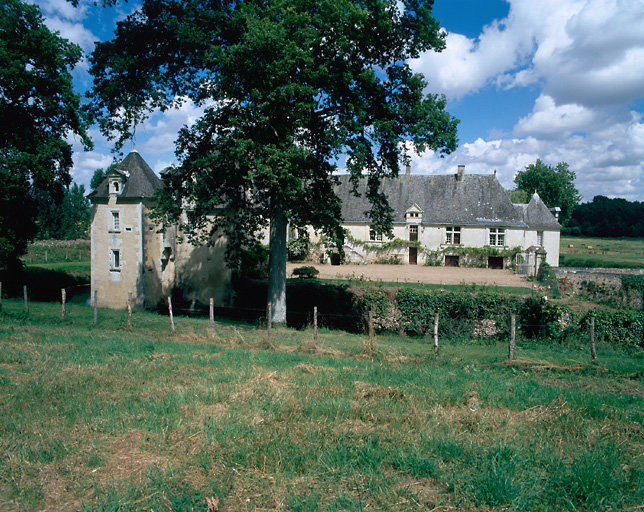 Angle Nord-Ouest de l'aile Nord avec à l'arrière plan la façade Ouest de l'aile Est.