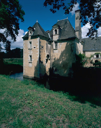 Vue d'ensemble de l'angle Nord-Ouest de l'aile Nord, et du pavillon de l'aile Ouest, avec à l'arrière plan une partie de la façade Ouest de l'aile Est.