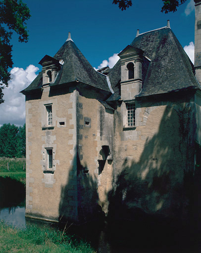 Vue d'ensemble de l'angle Nord-Ouest de l'aile Nord, et du pavillon de l'aile Ouest.