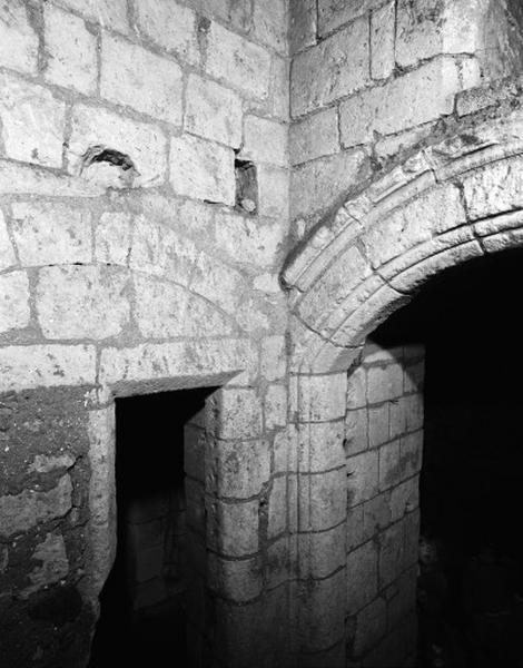 Arc doubleau mouluré situé au dessus des escaliers de l'ancienne issue du souterrain.