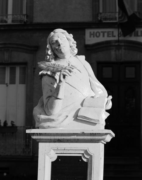 Vue d'ensemble de la statue.