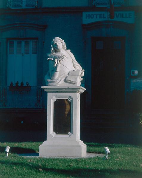 Vue d'ensemble de la statue et du socle.