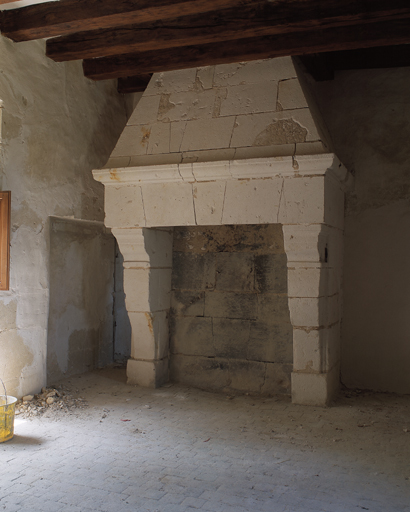 Vue intérieure du pavillon Ouest. 2ème étage. Cheminée de la grande salle, mur de refend, côté Ouest.