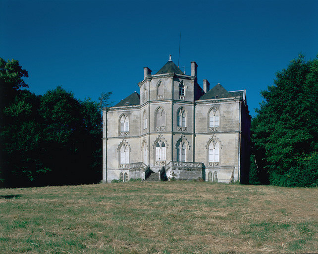 Façade Nord-Est. Détail des ouvertures.