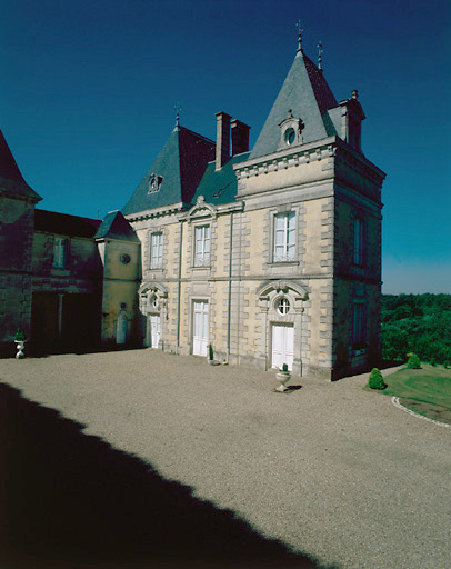 Angle de l'aile Sud et façade Est de l'aile Ouest.