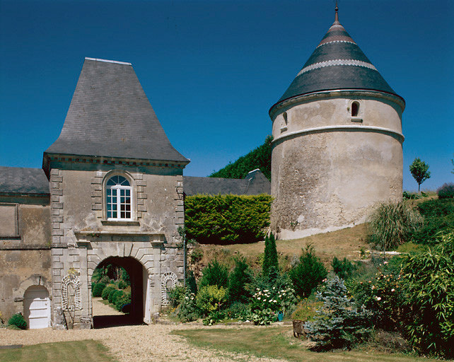 Vue d'ensemble de la partie centrale de l'aile Sud et du pigeonnier, prise depuis le sud.