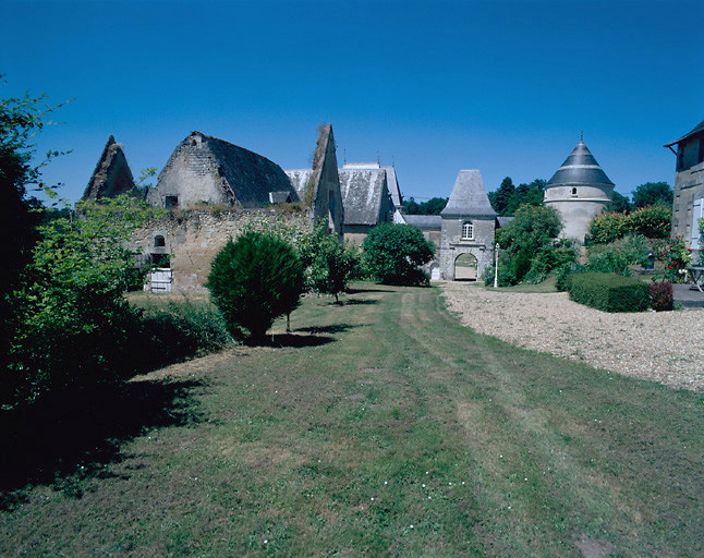 Communs. Vue générale du bâtiment 1, avec l'aile Sud et le pigeonnier à l'arrière-plan.