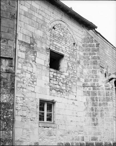 Vue extérieure du mur sud de la chapelle du 16e siècle.