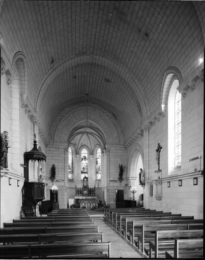 Vue d'ensemble de la nef vers le choeur.