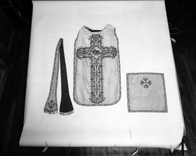 Chasuble, étole, voile de calice (ornement blanc)