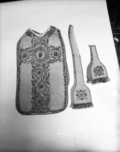 Chasuble, étole, manipule (ornement blanc)