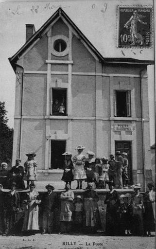 La poste : vue de la façade principale.