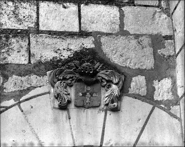 Chapelle sud : armes de la famille Odart : 'D'or à la croix de gueules, chargé de cinq coquilles d'argent'.