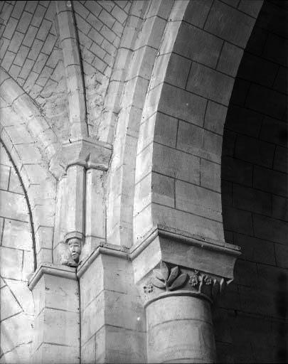 Pilier de la croisée du transept, détail : chapiteau sculpté et colonnette engagée ornée d'un culot figuré.