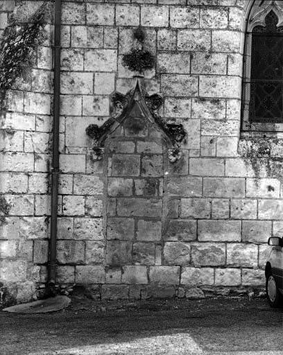 Chapelle sud : détail d'une porte murée ornée d'un gâble en accolade.