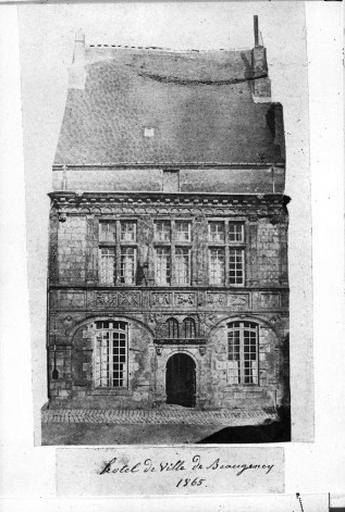 La façade antérieure en 1865. Présence en bas à gauche d'un boîtier renfermant la corde de soutien des réverbères à huile. Un boîtier similaire existe encore 34, rue du Change.