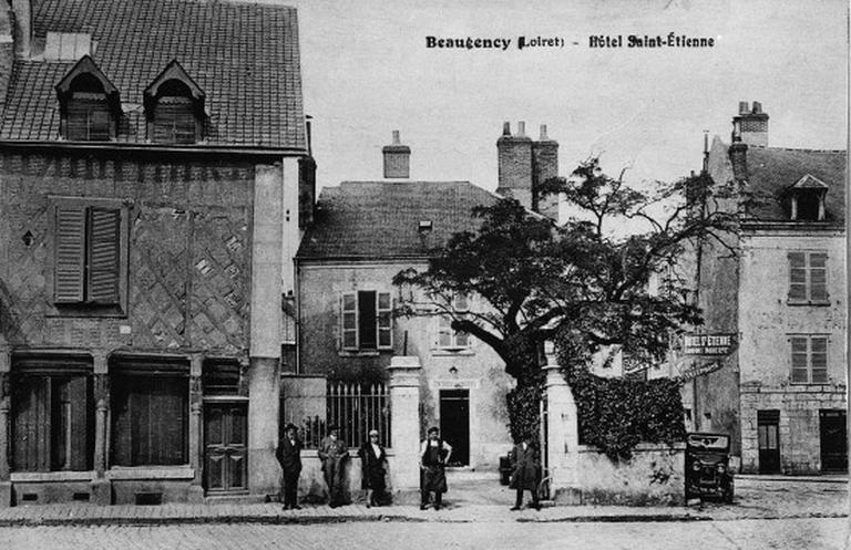 Maison au début du XXe siècle avec deux lucarnes.