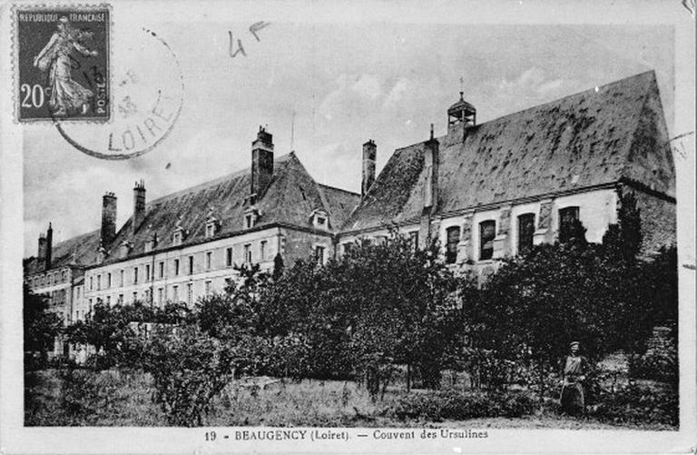 La chapelle et l'aile sud du corps de bâtiment principal vues du jardin.