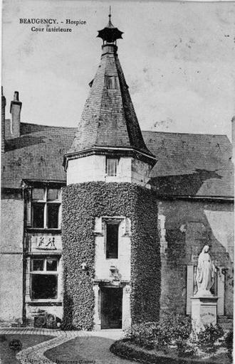 Tourelle d'escalier du corps de bâtiment Renaissance avec à gauche des médaillons sculptés provenant des lucarnes. Celui de gauche est actuellement conservé au musée Daniel Vannier de Beaugency.