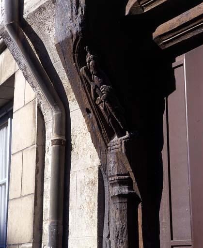 Tête du poteau gauche représentant Saint Christophe.