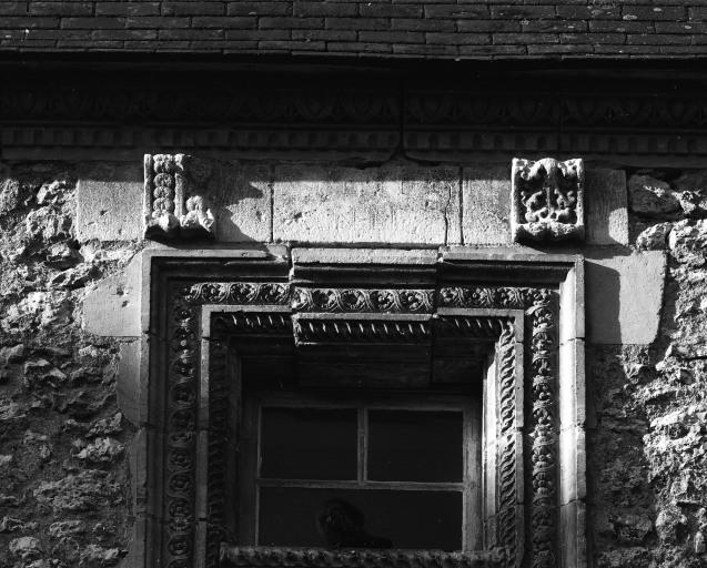 Vestiges de la sentence de Jean de Longueville sur le linteau de la demi-croisée de la façade sud du pavillon.