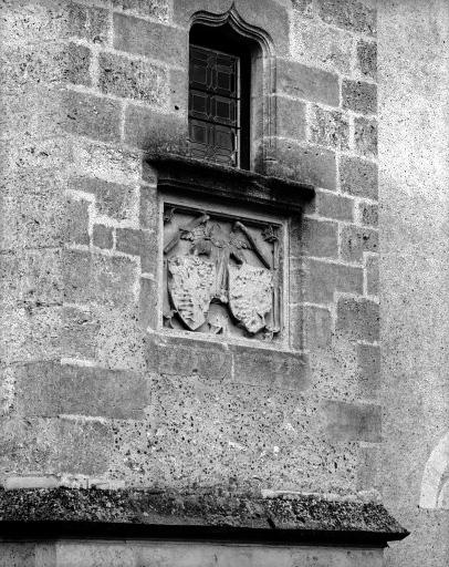 Armoiries bûchées de Charles d'Orléans et de Marie de Clèves sur l'escalier en vis.