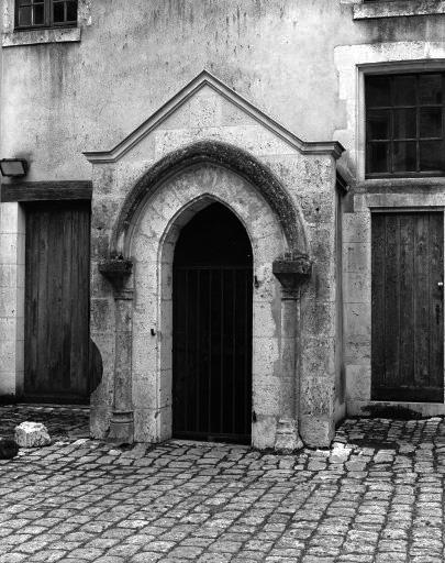 Porte néo-gothique d'accès à la cave.